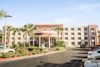Hotel entrance at Quality Inn & Suites Near the Theme Parks