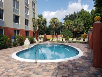 Pool (outdoor) at Quality Inn & Suites Near the Theme Parks