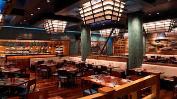 9 restaurantes, se sirven comidas, cenas y cocina italiana