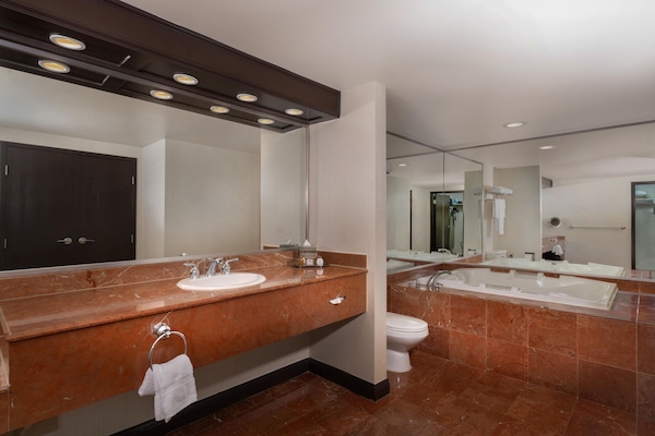Suite, Nichtraucher, Turm | Badezimmer | Designer-Toilettenartikel, Haartrockner, Handtücher, Seife