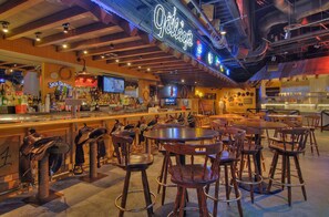 9 bars/lounges, 2 poolside bars