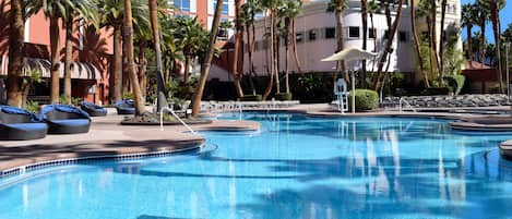 Piscine extérieure, tentes de plage, chaises longues