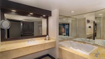 Ein modernes Badezimmer mit zwei Waschbecken, einer großen Badewanne und einem Spiegel.