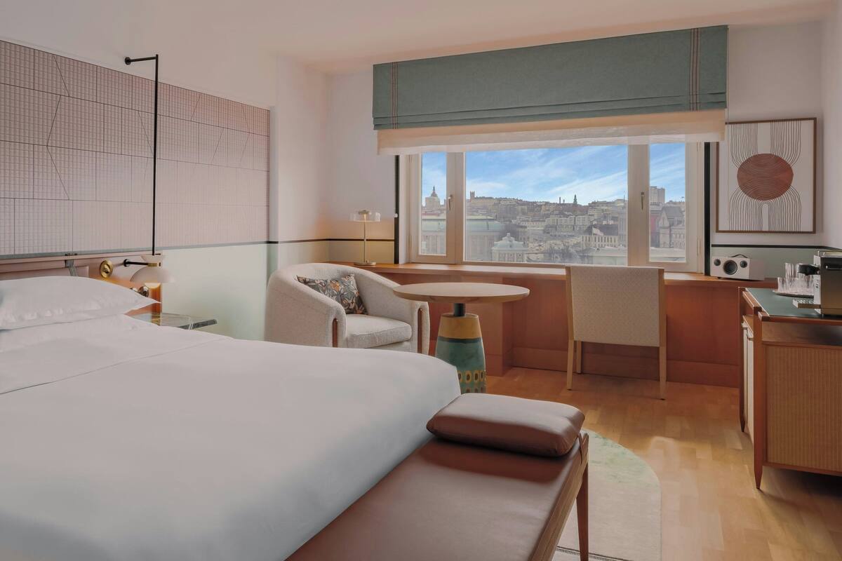 Junior Suite, 1 Bedroom, Lake View | Sengetøy av topp kvalitet, safe på rommet og skrivebord