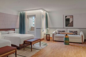 Ropa de cama de alta calidad y caja de seguridad en la habitación 