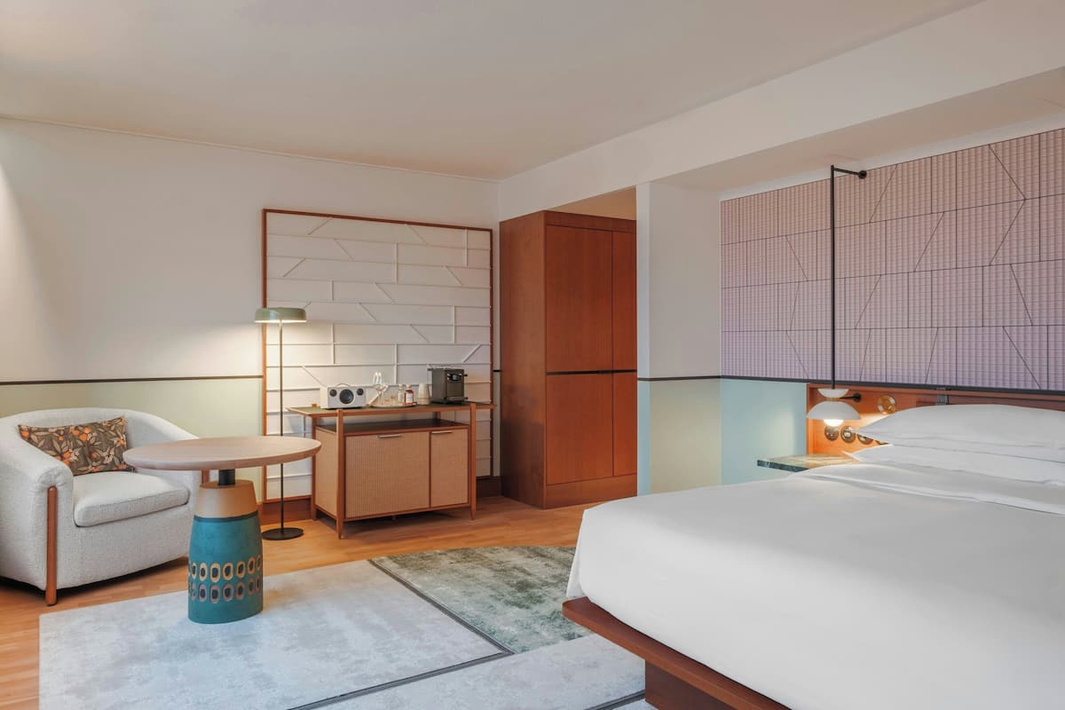 Premium bedding, in-room safe, desk, blackout curtains