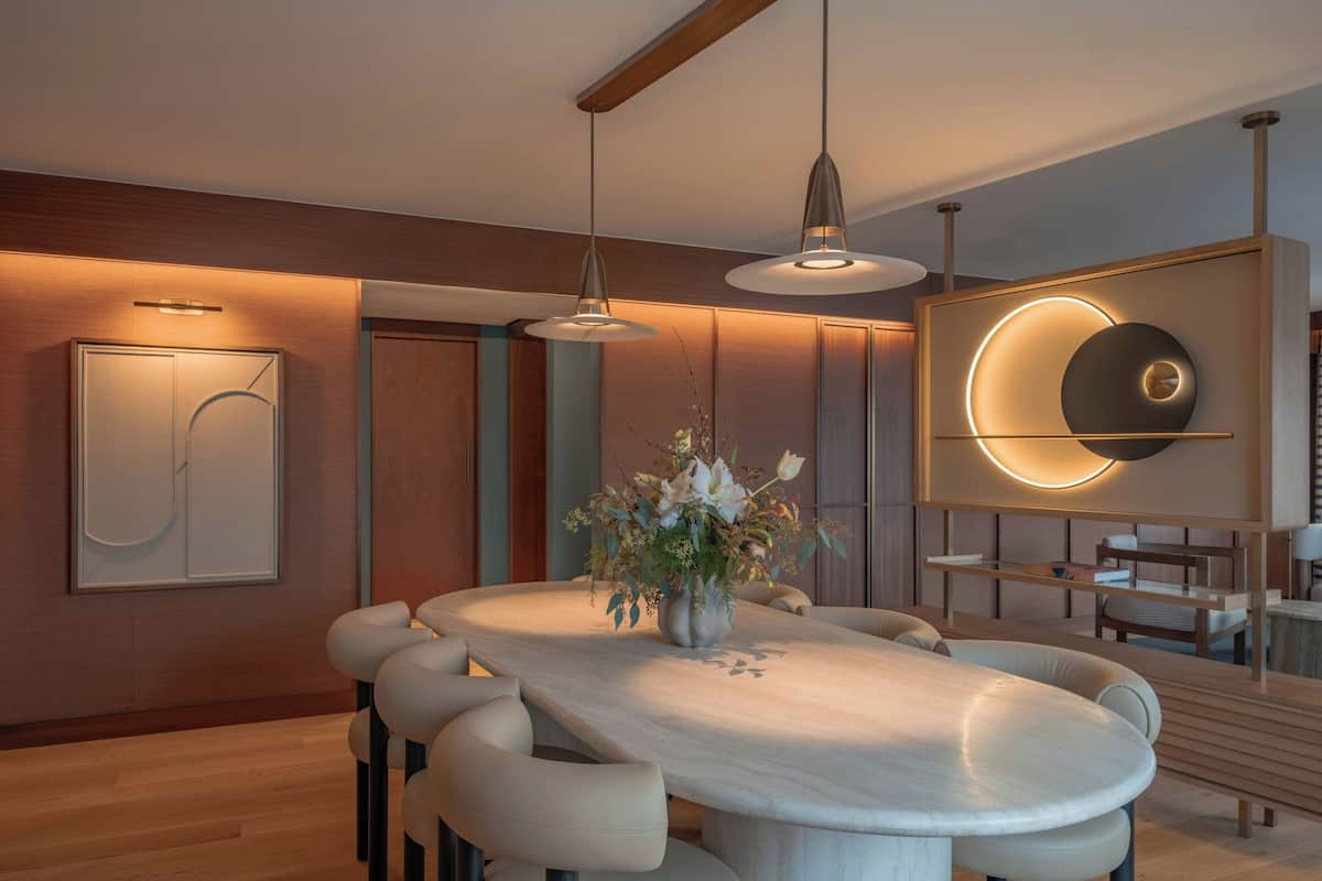 Presidential-sviitti, 1 suuri parisänky, tupakointi kielletty, järvinäköala | Ylelliset vuodevaatteet, tallelokero huoneessa, työpöytä, pimennysverhot