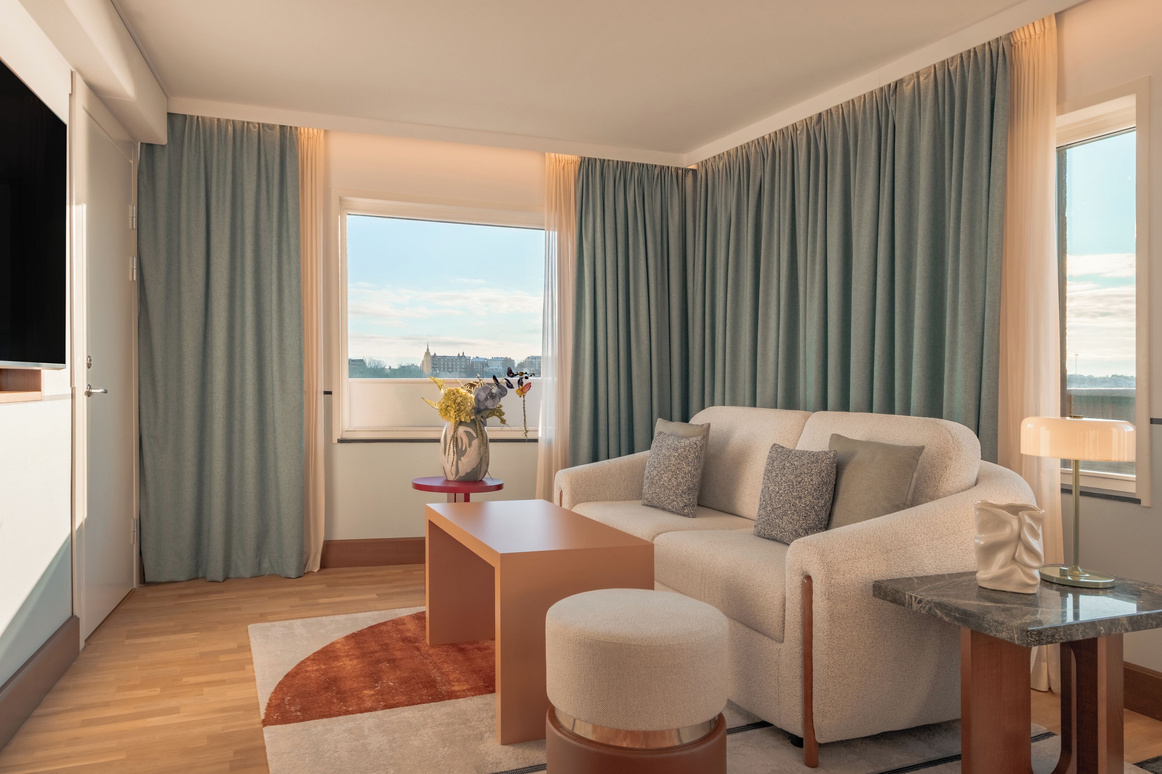 Panoraamasviitti, 1 makuuhuone, tupakointi kielletty, järvinäköala | Ylelliset vuodevaatteet, tallelokero huoneessa, työpöytä, pimennysverhot