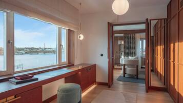 Presidential-suite - 1 kingsize-seng - ikke-ryger - søudsigt | Premium-sengetøj, pengeskab på værelset, skrivebord