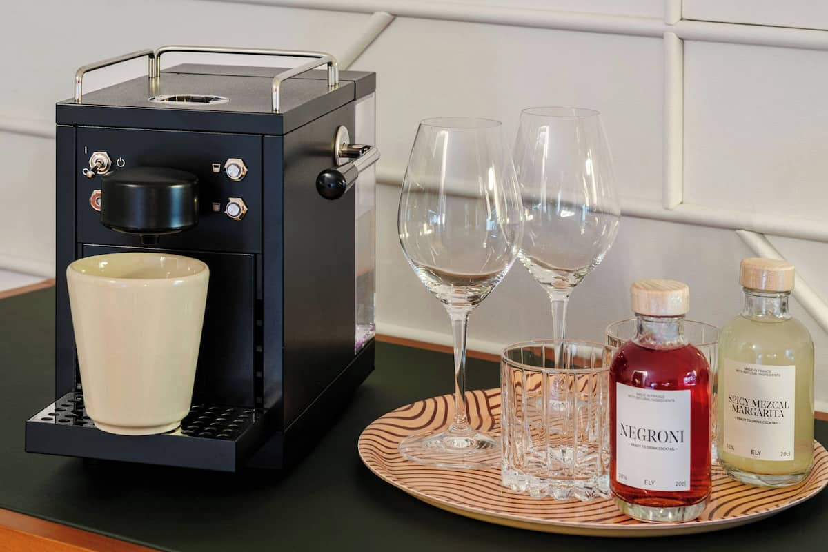 Ylelliset vuodevaatteet, tallelokero huoneessa, työpöytä, pimennysverhot