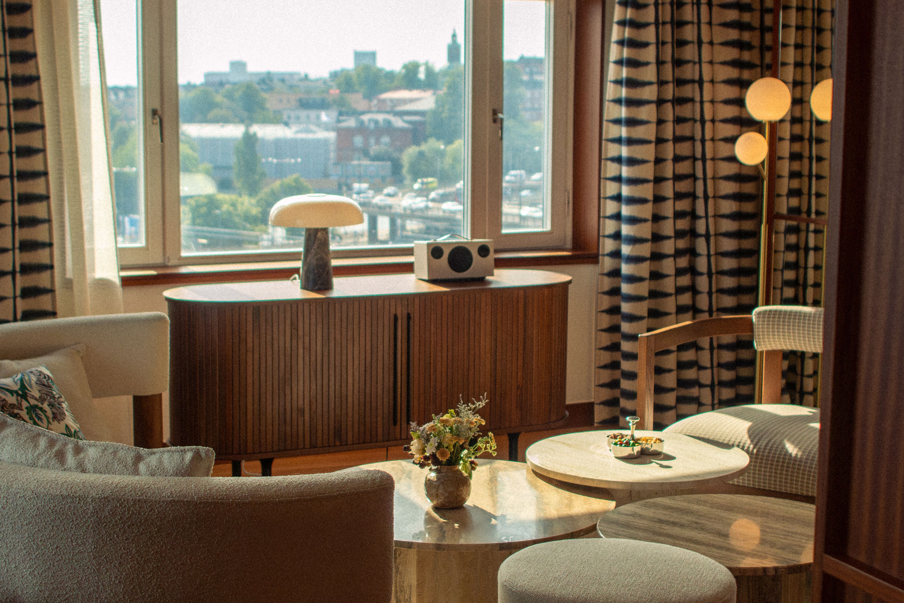 Premium-sengetøj, pengeskab på værelset, skrivebord