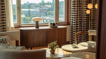 Premium-sengetøj, pengeskab på værelset, skrivebord