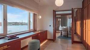 Presidential Suite, 1 Katil Raja (King), Non Smoking, Lake View | Ruang tamu | 44 inci televisyen LCD dengan satelit, TV Pintar, filem berbayar