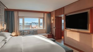 Presidential Suite, 1 Katil Raja (King), Non Smoking, Lake View | Peralatan tempat tidur premium, peti besi dalam bilik, meja 