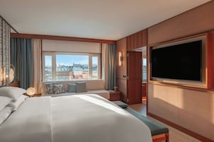 Premium bedding, in-room safe, desk, blackout drapes