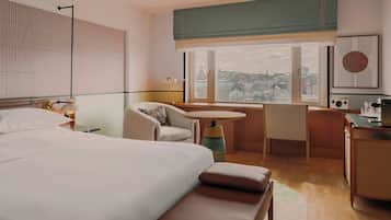 Habitación superior, 1 cama de matrimonio grande | Ropa de cama de alta calidad, caja fuerte, escritorio y cortinas opacas