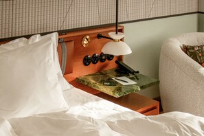 Ropa de cama de alta calidad y caja de seguridad en la habitación 