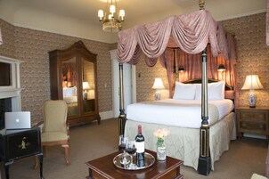 Junior Queen Suite | Premium bedding, pillowtop beds, in-room safe, desk