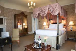 Junior Queen Suite | Premium bedding, pillowtop beds, in-room safe, individually decorated