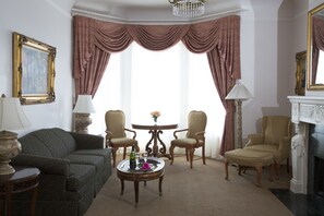 Suite, 1 très grand lit et 1 canapé-lit | Salle de séjour | Télévision à écran plat de 40 pouces avec chaînes par câble, télévision