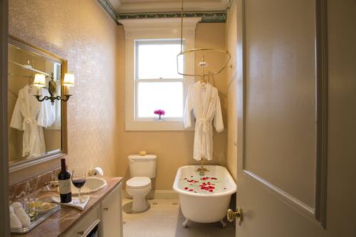 Suite Junior, 1 grand lit | Salle de bain | Articles de toilette de luxe, sèche-cheveux, peignoirs