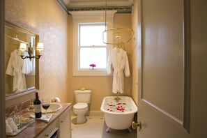 Junior Queen Suite | Bathroom | Designer toiletries, hair dryer, bathrobes, towels - Hotel Majestic (San Francisco)