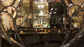 Um bar com uma placa que diz 'Cafe West'.