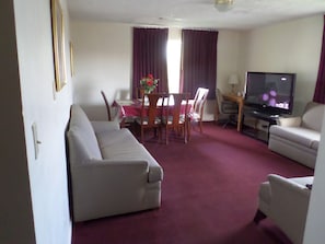 Deluxe-Suite, 2 Queen-Betten, Küche | Wohnzimmer | Fernseher, Netflix