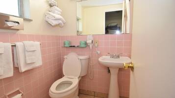 Une salle de bain avec des toilettes, un lavabo et des serviettes.