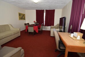 Deluxe Suite, 2 Queen Beds, Kitchen | Room amenity