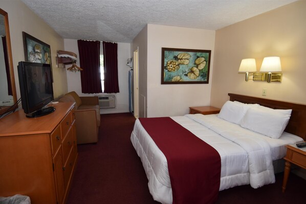 أسرّة بطبقة علوية مريحة وطراز فريد لكل وحدة ومكتب وستائر تعتيم