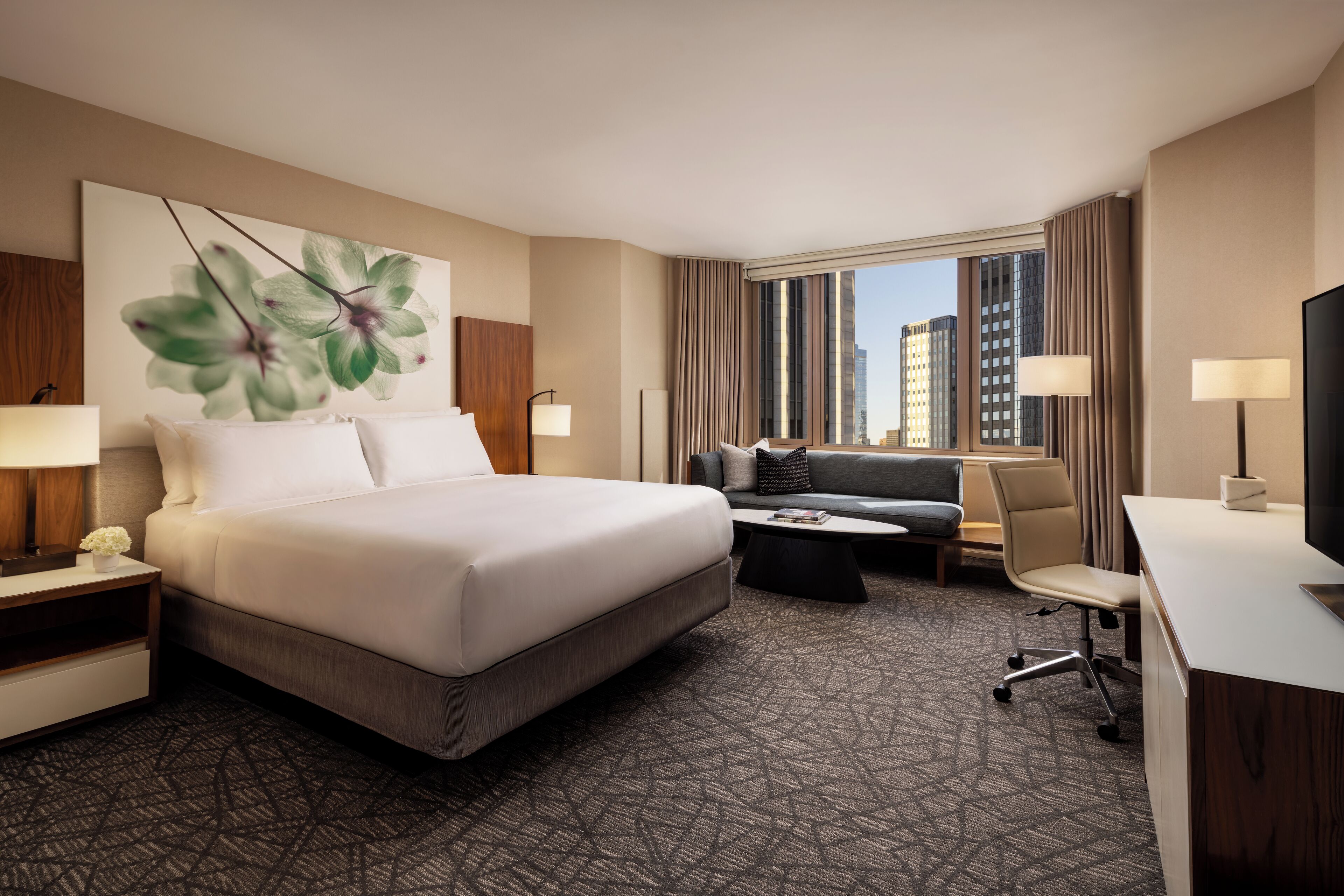 Seprai premium, selimut bulu angsa, bantalan ekstra lembut, dan minibar