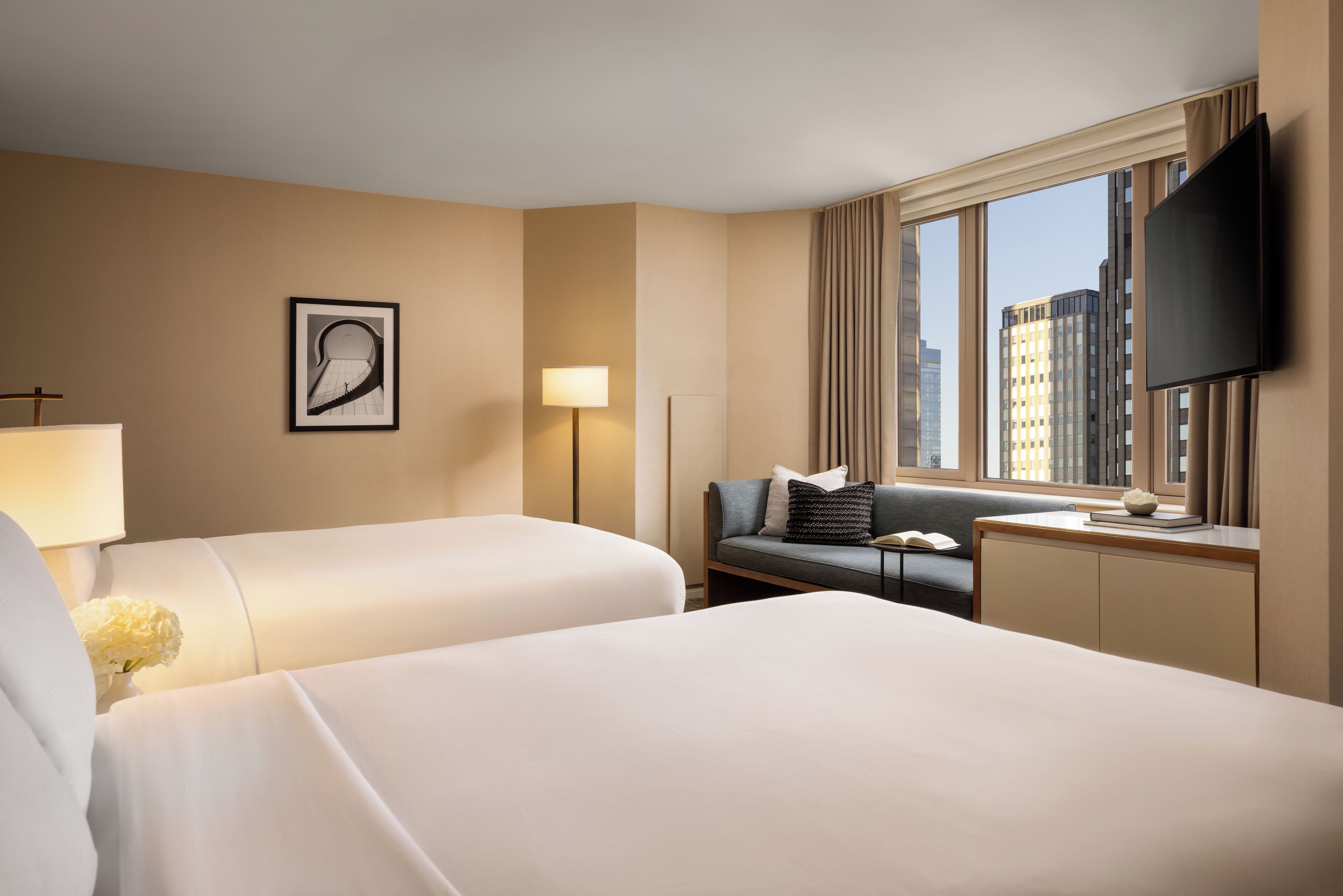 Seprai premium, selimut bulu angsa, bantalan ekstra lembut, dan minibar