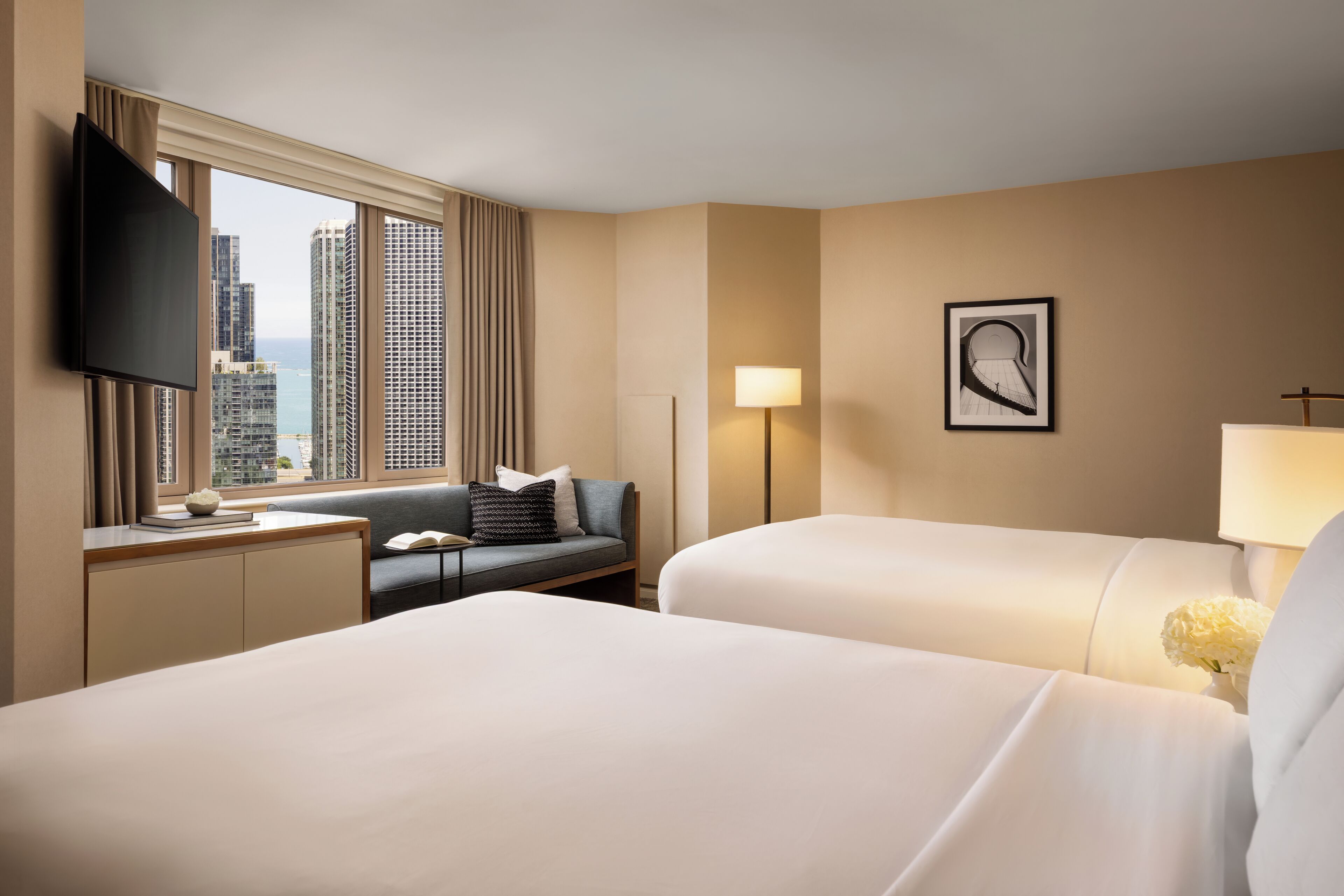 Seprai premium, selimut bulu angsa, bantalan ekstra lembut, dan minibar