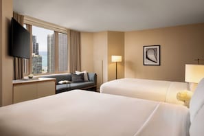 Premium bedding, down comforters, pillowtop beds, minibar - Fairmont Chicago at Millennium Park (Chicago)