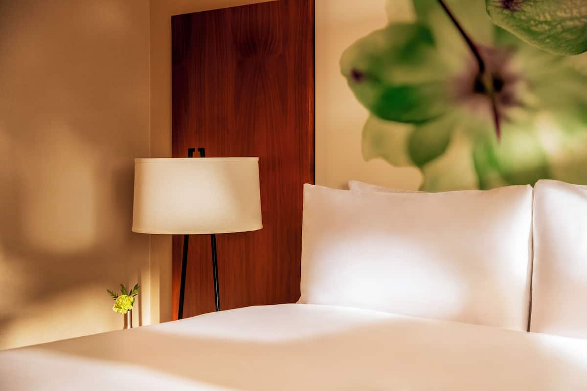 Luxe beddengoed, donzen dekbedden, pillowtop-bedden, een minibar