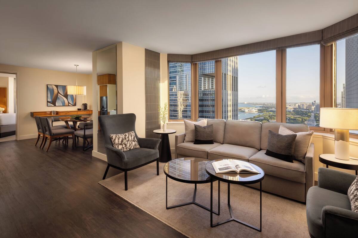Suite, 2 habitaciones (Millennium Park) | Ropa de cama de alta calidad, edredón, camas con pillow-top y minibar 
