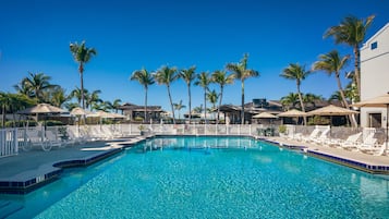 2 outdoor pools, pool loungers