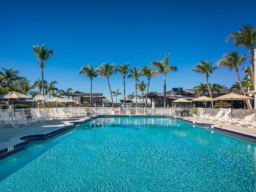 2 outdoor pools, pool loungers