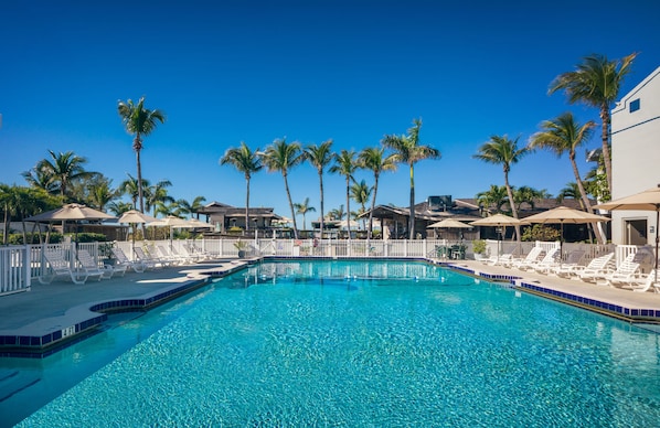 2 outdoor pools, pool loungers