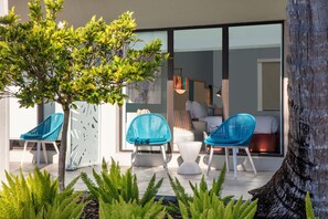 Pillow-top beds, in-room safe, desk, laptop workspace - The Beachcomber (St. Pete Beach)