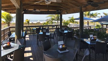 S'hi serveixen dinars i sopars