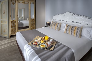 Suite Ramblas view | Minibar, safe på rommet, skrivebord og blendingsgardiner