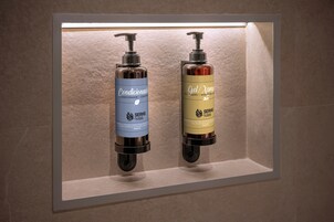 Deux articles de toilette exposés dans une vitrine.