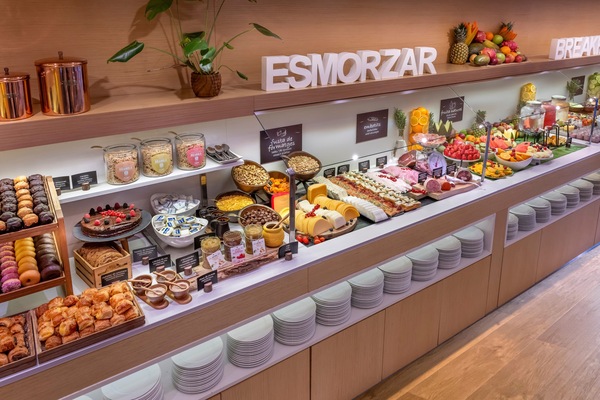 Daily buffet breakfast for a fee