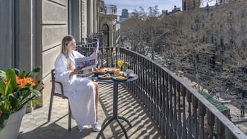 Minibar, coffres-forts dans les chambres, bureau, rideaux occultants