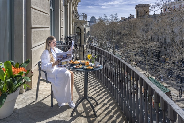 Minibar, caja de seguridad en la habitación y escritorio
