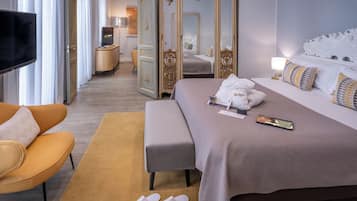 Suite Ramblas view | Minibar, in-room safe, desk, blackout drapes