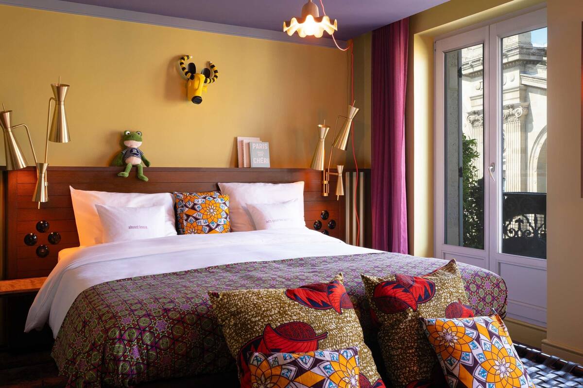 Large with Balcony and Paris view | Bộ đồ giường kháng dị ứng, minibar với thức uống miễn phí, bàn