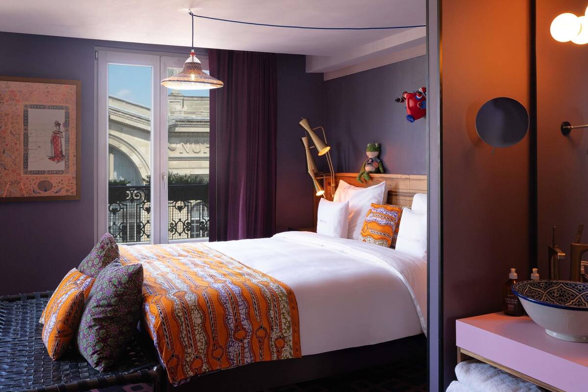 Extra Large with Balcony and Paris View | Bộ đồ giường kháng dị ứng, minibar với thức uống miễn phí, bàn 